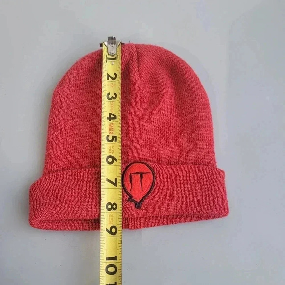 IT Pennywise Knit Beanie Hat Red Stretch Front Patch One Size - Picture 6 of 7